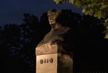 Фото - Акцентной подсветкой оформлен памятник-бюст Петру Капице в Кронштадте